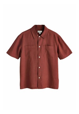 Rövid ujjú, rozsdaszínű ing könnyű anyagból, két elülső zsebbel és fehér gombokkal a gombsor mentén.