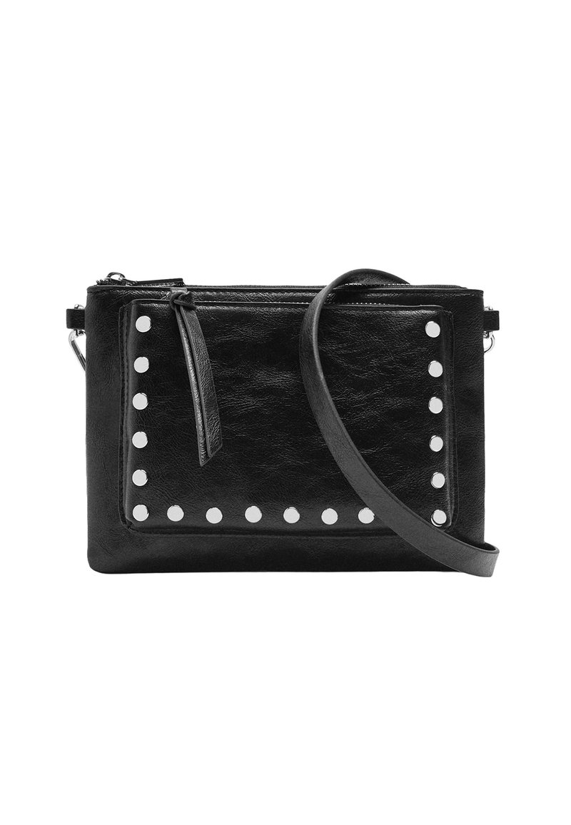 Czarna skórzana torebka w kształcie prostokąta, ozdobiona białymi okrągłymi ćwiekami wzdłuż brzegów oraz odczepianym paskiem na ramię.