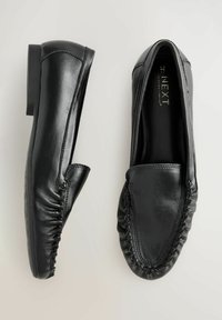 Mustad nahast loafersid, millel on sile viimistlus, servadel tikitud detail ja madal plokk-kanna lisamugavuseks.