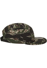 Kamuflagekasket i grøn, brun og sort stof; blødt materiale, flad skygge, forstærket front og ventilationshuller i siderne.