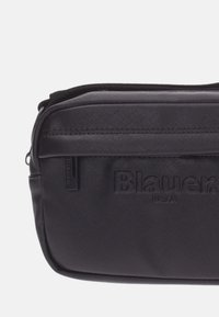 Borsa rettangolare nera imbottita realizzata in materiale testurizzato, con chiusura a zip e marchio in rilievo "Blauer USA".