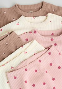 Drei Sets gestreifter Babykleidung in Braun, Creme und Pink, jeweils mit Kirschen- oder Beerendesigns und Druckknöpfen an den Schulternähten.