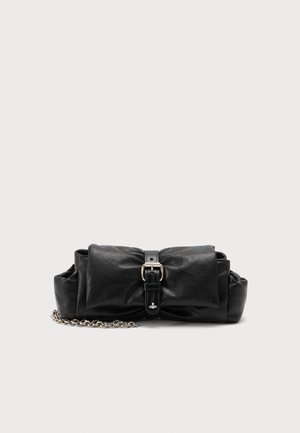 Borsa clutch in pelle nera con fibbia centrale e tracolla a catena argentata su sfondo grigio.