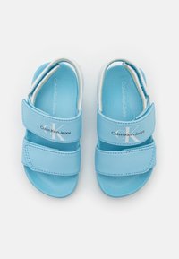 Calvin Klein Jeans NICO UNISEX - Sandaalit nilkkaremmillä - sky blue/white