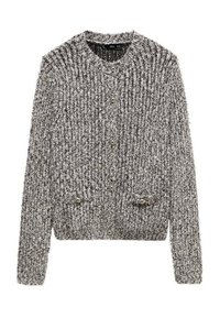 Cardigan grigio testarossa con un design a costine, scollatura rotonda, chiusura con bottoni frontali e due piccole tasche cucite.