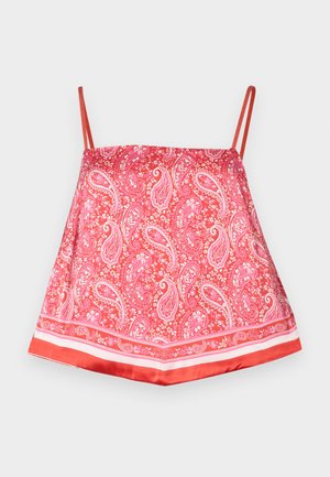 Rød sateng cami med paisleymønster, avrundede skulderstropper og en solid rød kant, glatt tekstur og dekorative detaljer.
