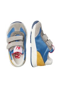 Blaue und graue Turnschuhe mit Klettverschlüssen, die ein strukturiertes Obermaterial, gelbe und weiße Akzente sowie eine gepolsterte Sohle für Unterstützung aufweisen.