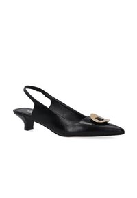Czarne skórzane buty na obcasie typu slingback z ostrym noskiem, niskim słupkowym obcasem i złotym akcentem na cholewce. Gładka tekstura i elegancki design.