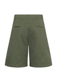 Shorts mi-longueur couleur vert olive avec passants de ceinture et deux poches passepoilées à l'arrière, en tissu lisse.