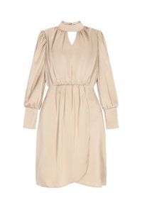 Beżowa satynowa sukienka z wysokim dekoltem, detalem w kształcie oczka, bufiastymi długimi rękawami, marszczoną talią oraz drapowaną spódnicą.
