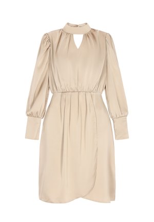 Beige satiininneulemekko, jossa on korkea kaulus, avainaukko-yksityiskohta, puffeja pitkiä hihoja, kootut vyötärö ja laskostettu hame.