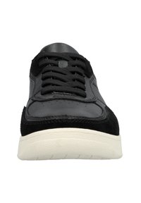 Schwarze Leder- und Wildleder-Sneaker mit runder Zehenpartie, Stoff-Schnürsenkeln und einer strukturierten cremigen Gummisohle. Verfügt über Nähte und durchbrochene Akzente.