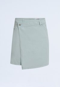 Jupe enveloppante gris clair en matériau lisse, dotée d'une fermeture à bouton à l'avant et de coutures discrètes sur le côté gauche.