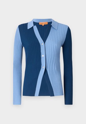 Cardigã canelado com decote em V, apresentando seções alternadas em azul escuro e claro e seis botões na frente. Design com colarinho.