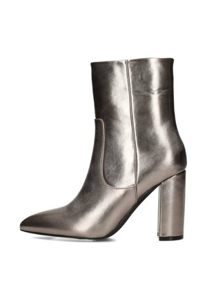 Metallic grijze enkelboot met een spitse neus, hoge blokhak en zijpaneelontwerp. Glad textuur en slanke silhouet.