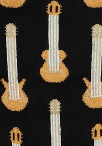 Czarna tkanina z powtarzającym się wzorem żółtych i białych gitar, z wyraźnymi kształtami korpusów i strunami, tworząca zabawny design.