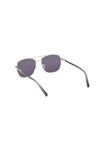 Gafas de sol con marco de metal y lentes gris oscuro, de forma cuadrada y con patas curvadas, que cuentan con almohadillas nasales transparentes y un diseño elegante.