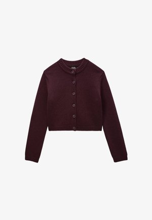 Cardigan tricoté bordeaux avec un col rond, des manches longues, et six boutons sur le devant. Il présente des poignets et un ourlet côtelés.