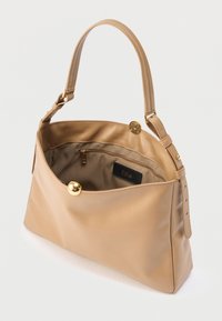 Μπεζ δερμάτινη τσάντα με ρυθμιζόμενο λουρί, ανοιχτή κορυφή που αποκαλύπτει εσωτερική τσέπη με φερμουάρ και χρυσά μαγνητικά κουμπώματα.
