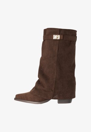 Brązowy zamszowy but za kostkę z perforowanym wzorem, niskim, warstwowym obcasem, szpiczastym noskiem oraz prostokątną, złotą klamrą na górnej części cholewki.