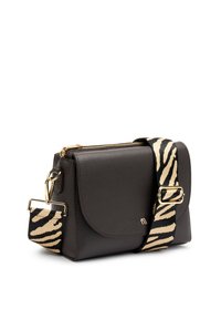Borsa a tracolla in pelle nera con patta pieghevole, impreziosita da una tracolla regolabile beige e nera a righe e dettagli in metallo dorato.