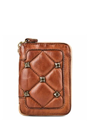 Braune Lederbrieftasche mit gestepptem Diamantmuster und Metallnieten, mit einem Reißverschluss entlang der oberen und rechten Kante.