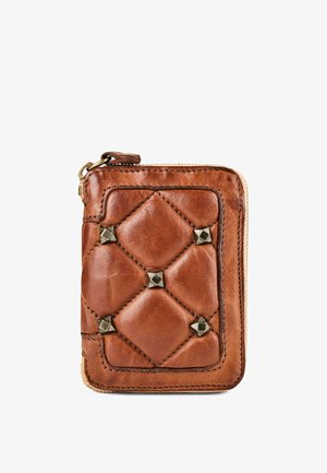 Braune Lederbrieftasche mit gestepptem Diamantmuster und Metallnieten, mit einem Reißverschluss entlang der oberen und rechten Kante.