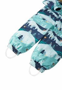 Mono de nieve aislante para niños en color teal y azul marino, con un estampado de escena invernal que incluye árboles y animales, puños elásticos y correas para las botas.