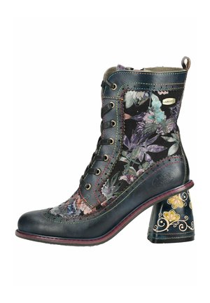 Stivaletto alla caviglia con chiusura stringata, pannelli in tessuto floreale, rifiniture in pelle scura, cuciture multicolore e tacco a blocchetto decorato con motivi floreali dorati.