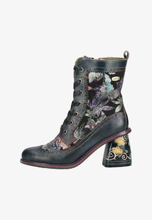 Stivaletto alla caviglia con chiusura stringata, pannelli in tessuto floreale, rifiniture in pelle scura, cuciture multicolore e tacco a blocchetto decorato con motivi floreali dorati.