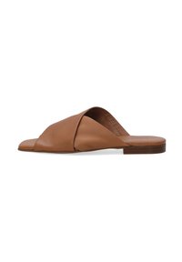 Brune lædersandal med glidende design og krydsede stropper, flad sål og glat overflade. Indvendigt har den en blød foring.