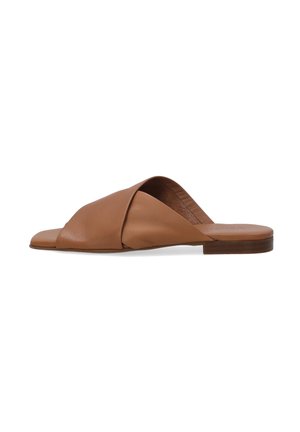 Brune lædersandal med glidende design og krydsede stropper, flad sål og glat overflade. Indvendigt har den en blød foring.