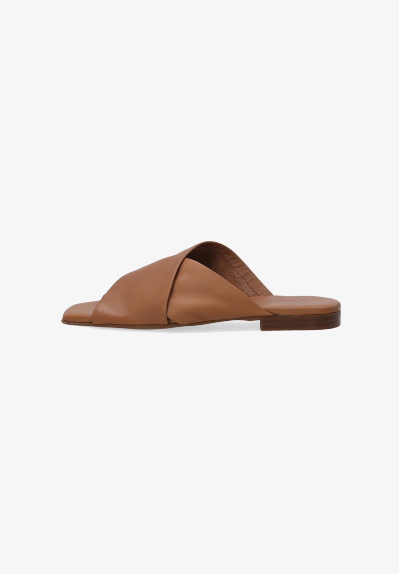 Brune lædersandal med glidende design og krydsede stropper, flad sål og glat overflade. Indvendigt har den en blød foring.