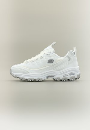 Baskets blanches Skechers avec semelle épaisse, lacets, logo sur le côté, et languettes d’extraction sur la languette et le talon, présentées en profil gauche.