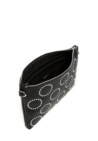 Borsa in pelle nera con motivi circolari in metallo argentato, chiusura con zip e un ampio interno dotato di più scomparti.
