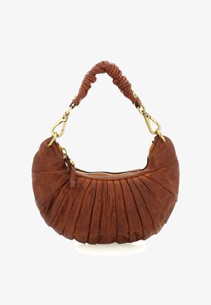 Borsa a mano in pelle marrone con design plissettato, finitura testurizzata, tracolla arricciata e dettagli in metallo color oro. Chiusura superiore con cerniera.