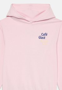 Felpa cappuccio rosa con tasca frontale, cappuccio con lacci e grafiche testuali in blu e giallo che recitano "Café Glacé" e "S'il vous plaît."