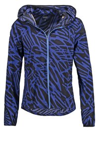 Chaqueta ligera de diseño azul y negro, con cierre de cremallera frontal y capucha ajustable, mangas largas y puños elásticos.