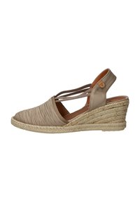 Beige espadrille wedge sandaal met een textiel bovenkant, open neus en kruisbanden. Natuurlijke jute zool, medium hoogte wig.