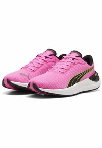 Puma hardloopschoenen in felroze met een textuur bovenkant, zwarte accenten en groene zijstrepen. Beschikt over een gewatteerde witte tussenzool en een zwarte buitenzool.
