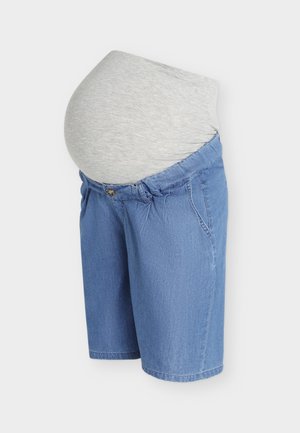 Φωτεινά γαλάζια τζιν σορτσάκια εγκυμοσύνης με ελαστική γκρι υφασμάτινη λεπτομέρεια σχεδιασμένη να στηρίζει την εγκυμονούσα κοιλιά.