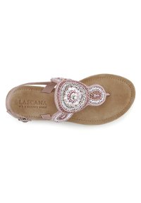 Sandalo piatto in rosa chiaro, con un design decorato da perle e gemme. Sottopiede in suede, cinturino regolabile e punta aperta.