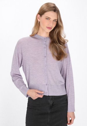 Lichtpaarse cardigan met lange mouwen, sluiting met knopen aan de voorkant en geribbelde zoom. Zachte textuur, iets losse pasvorm. Draag over een donkere rok.