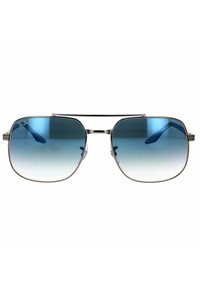 Occhiali da sole Ray-Ban con montatura in metallo argento, lenti quadrate che sfumano dal blu al bianco, e terminali auricolari trasparenti.