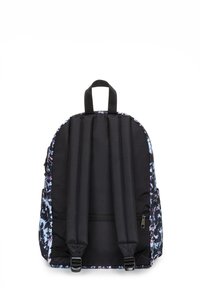 Zaino nero con schienale e spallacci imbottiti, caratterizzato da un motivo floreale sui lati, tasca con cerniera e tessuto spesso e resistente.