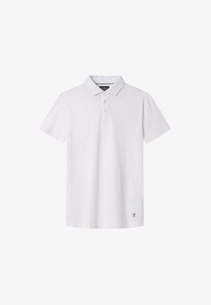 Hvid poloshirt lavet af blødt stof, med en klassisk krave, tre knaplukninger og en lille marineblå logo accentering på kanten.