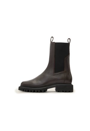 Bruine leren chelsea boot met elastische zijkanten, een trekhaak en een robuuste rubberen zool met diepe noppen voor grip.