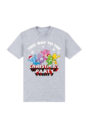 Camiseta gris con coloridos osos de dibujos animados con gorros de Santa, texto "ESTA MANERA HACIA LA FIESTA NAVIDEÑA" y detalles de copos de nieve.