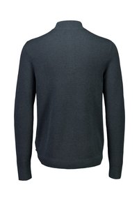 Dunkelgrauer Strickpullover mit einem dezenten strukturierten Muster, hoher Kragen und gerippte Bündchen und Saum. Die Rückansicht zeigt ein nahtloses Design.