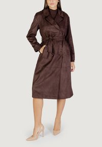 Bruine suède trenchcoat met een dubbelzijdige voorkant, een ceintuur in de taille, gesneden revers en zijzakken. Knie-lange ontwerp met een gladde textuur.